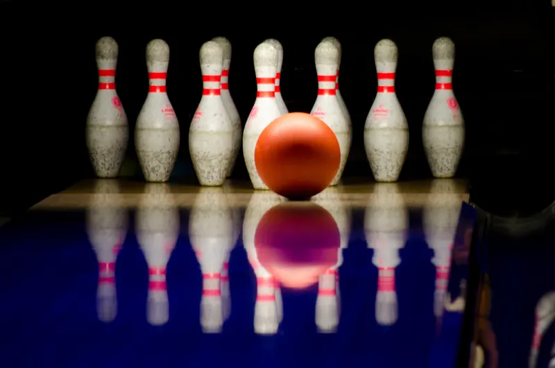 Bowlingkugel und Pins