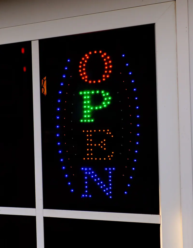 Leuchtschild „Open“
